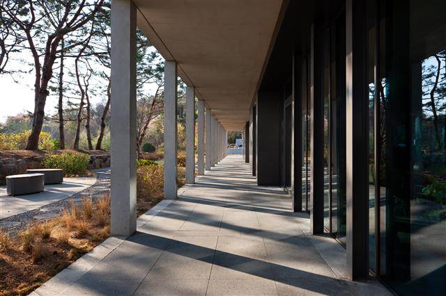 서울 중랑구 망우역사문화공원 건물 뒤편 회랑은 경건함을 느끼게 한다.모노건축사사무소·박영채 작가 제공