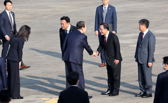 윤석열 대통령이 11일 오전 아세안(ASEAN·동남아국가연합) 관련 정상회의 및 주요20개국(G20) 정상회의 등 다자회의 참석을 위해 성남 서울공항에 도착, 공군 1호기로 향하며 국민의힘 정진석 비상대책위원장(왼쪽부터), 주호영 원내대표, 김대기 대통령 비서실장 등 환송 인사들과 악수하고 있다. 연합뉴스