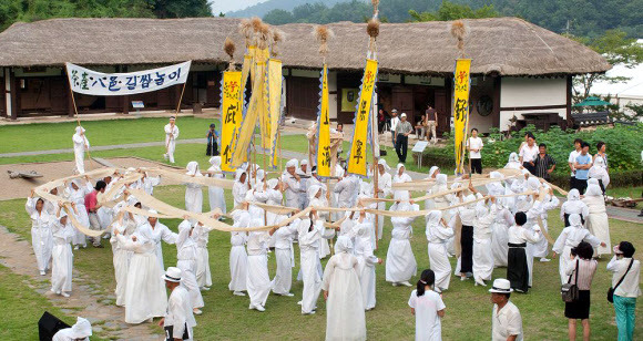 서천 한산모시 농업, 국가중요농업유산으로 지정 - 농림축산식품부가 서천 한산모시 전통농업을 제18호 국가중요농업유산으로 지정했다고 28일 밝혔다. 사진은 서천에서 이어져 온 모시 관련 전통문화인 저산팔읍 길쌈놀이. 2022.11.28 농림축산식품부 제공