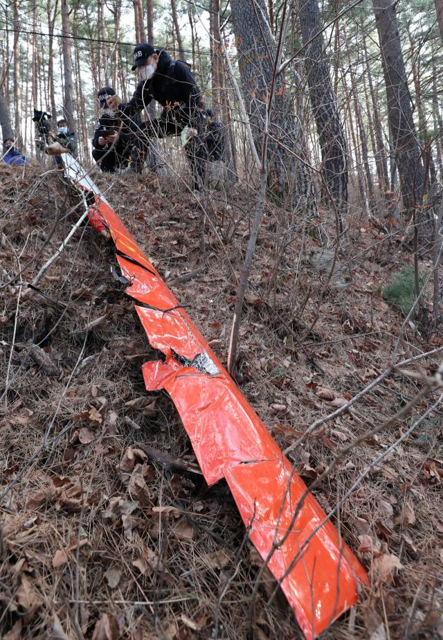 강원 양양군 현북면 어성전리 헬기 추락 사고 발생 이틀째인 28일 오전 국토교통부 항공·철도사고조사위원회 관계자들이 사고 현장을 조사하고 있다. 연합뉴스