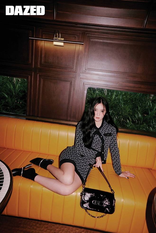 효민 화보. 마이클 코어스 제공.