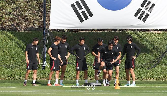 한국 축구국가대표 선수들이 2022 카타르 월드컵 조별리그 H조 가나와의 두번째 경기를 하루 앞둔 27일(현지시간) 카타르 도하 알 에글라 훈련장에서 훈련을 하고 있다. 도하|권도현 기자