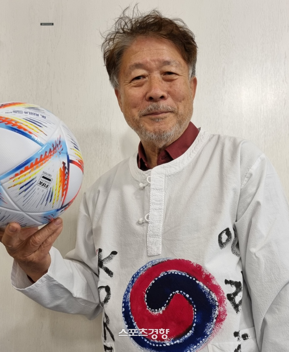 궈태균 아리랑응원단장이 지난 20일 경기 과천에 자신이 운영하는 갤러리에서 새롭게 제작한 카타르월드컵 응원복을 입고 포즈를 취하고 있다. 김세훈 기자