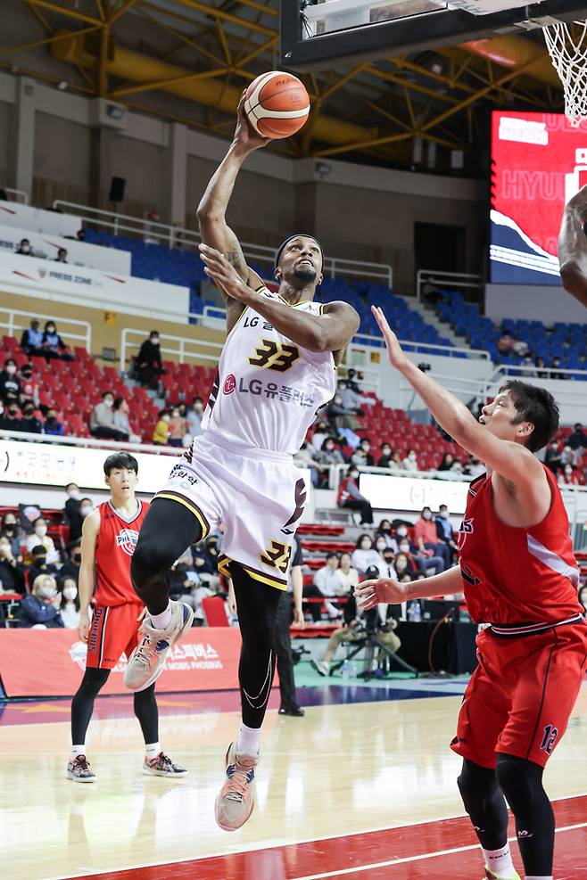 LG 단테 커닝햄이 28일 현대모비스전에서 슛을 넣고 있다. KBL 제공