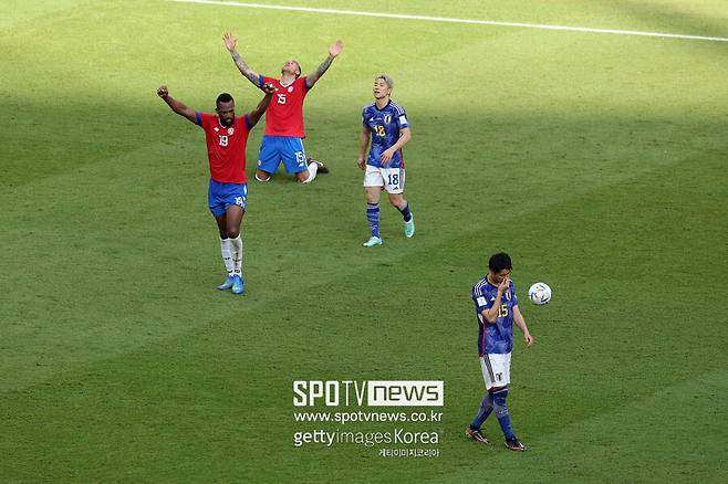 ▲ 2022 카타르 월드컵 E조 조별리그에서 승리한 코스타리카와 패배한 일본 선수들