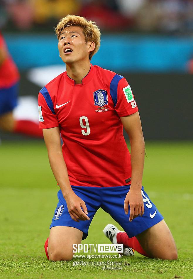 ▲ 2014 브라질 월드컵 알제리전에서 골을 넣었지만, 2-4 패배로 눈물을 흘렸던 손흥민. 대회 직전 치른 가나와의 평가전에서 1-4 완패는 알제리전 참패의 시발점이었다.