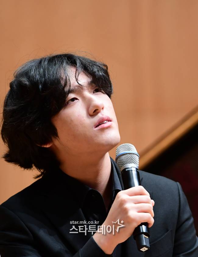 피아니스트 임윤찬이 기자간담회에 참석하고 있다.