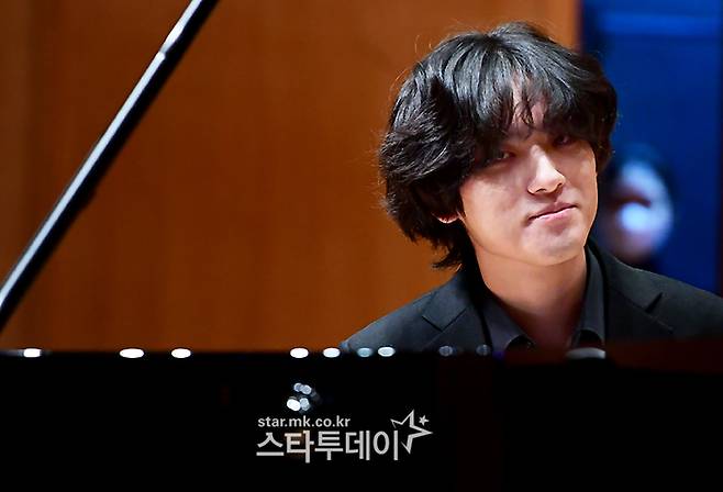 피아니스트 임윤찬이 연주를 마친 후 미소 짓고 있다.