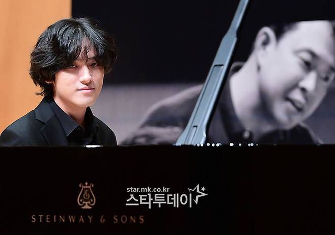 피아니스트 임윤찬이 연주를 마친 후 객석을 바라보고 있다.