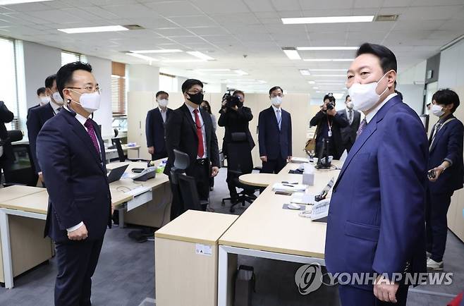 용산 대통령실 청사 둘러보는 윤석열 대통령 (서울=연합뉴스) 안정원 기자 = 윤석열 대통령이 11일 오전 서울 용산 대통령실 청사 정무수석비서관실을 둘러보며 직원들과 대화하고 있다. 2022.5.11 jeong@yna.co.kr