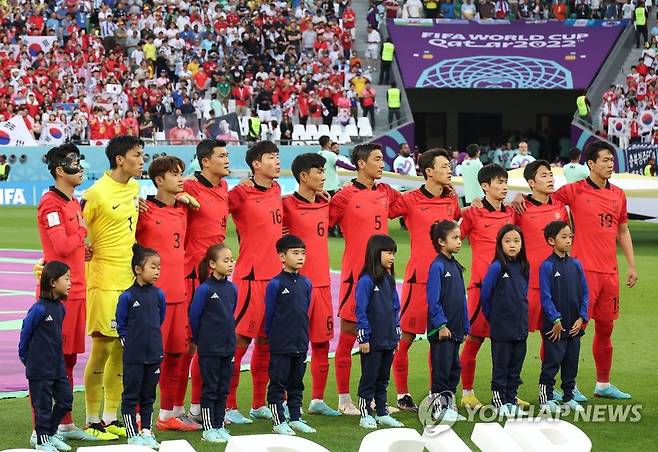 애국가 부르는 대한민국 축구대표팀 (알라이얀=연합뉴스) 임헌정 기자 = 24일 오후(현지시간) 카타르 알라이얀의 에듀케이션 시티 스타디움에서 열린 2022 카타르 월드컵 조별리그 H조 1차전 대한민국과 우루과이 경기에서 선발 출전한 손흥민 등 대한민국 축구 대표팀이 애국가를 부르고 있다. 2022.11.25 kane@yna.co.kr