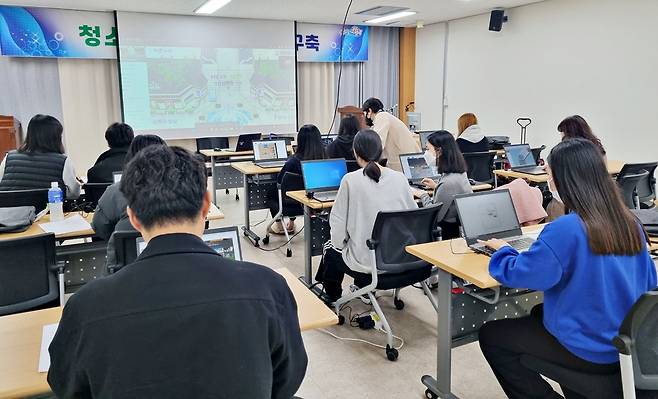 메타시티 영천점에서 활동하는 청소년들 [영천시 제공.재판매 및 DB 금지]