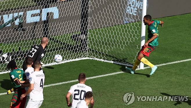 첫 골 터트리는 장샤를 카스텔레토 (알 와크라 로이터=연합뉴스) 카메룬 축구 대표팀 수비수 장샤를 카스텔레토(27·오른쪽)가 28일(현지시간) 카타르 도하 알 와크라 알 자눕 경기장에서 열린 세르비아와의 2022 국제축구연맹(FIFA) 카타르 월드컵 조별리그 G조 2차전에서 첫 골을 넣고 있다. 2022.11.28 clynnkim@yna.co.kr