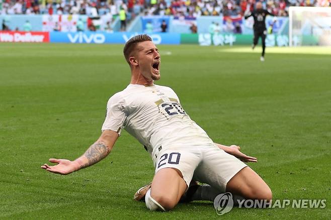 역전골 터트리고 환호하는 밀린코비치사비치 (도하 AFP=연합뉴스) 세르비아 축구 대표팀의 미드필더 세르게이 밀린코비치사비치(27)가 28일(현지시간) 카타르 도하 알 와크라 알 자눕 경기장에서 열린 카메룬과의 2022 국제축구연맹(FIFA) 카타르 월드컵 조별리그 G조 2차전에서 역전골을 넣은 뒤 기뻐하고 있다. 밀린코비치사비치는 전반 추가시간 3분 세르비아의 두번째 골을 터트리며 역전에 성공했다. 2022.11.28 clynnkim@yna.co.kr