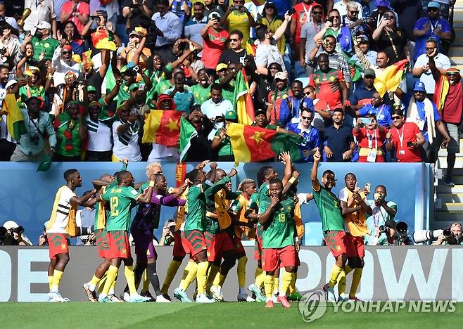 선취골 기뻐하는 카메룬 대표팀 (알 와크라 로이터=연합뉴스) 카메룬 축구 대표팀이 28일(현지시간) 카타르 도하 알 와크라 알 자눕 경기장에서 열린 세르비아와의 2022 국제축구연맹(FIFA) 카타르 월드컵 조별리그 G조 2차전에서 첫 골을 터트린 뒤 기뻐하고 있다. 2022.11.28 clynnkim@yna.co.kr