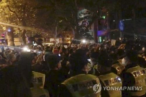 코로나19 봉쇄정책 반대 시위에 배치된 상하이 경찰들 [AP 연합뉴스 자료사진. 재판매 및 DB 금지]