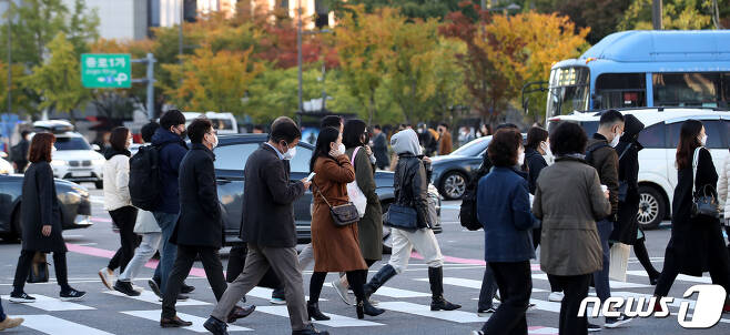때 이른 초겨울 추위가 찾아온 18일 오전 서울 광화문네거리에서 시민들이 움츠린 채 출근하고 있다. 2022.10.18/뉴스1 ⓒ News1 박지혜 기자