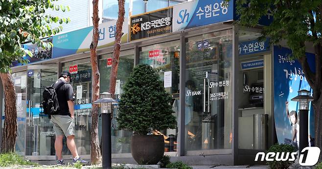 서울시내에서 시민이 현금자동입출금기(ATM)를 이용하고 있다. 2020.6.15/뉴스1 ⓒ News1 박지혜 기자