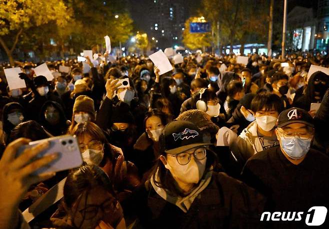 27일(현지시간) 중국 베이징에서 정부의 고강도 제로 코로나19 봉쇄 정책에 항의하는 시위가 발생했다. ⓒ AFP=뉴스1