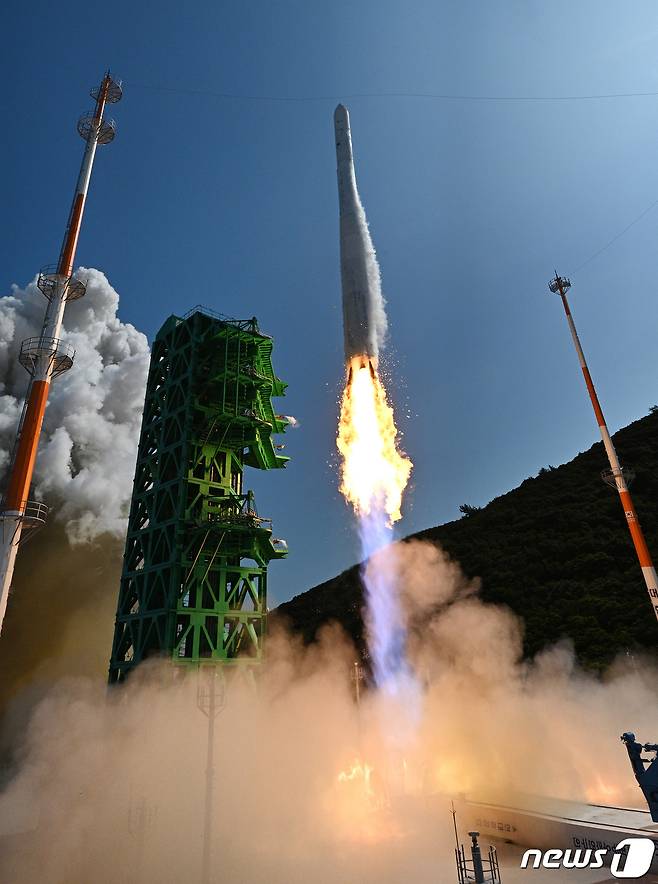 순수 국내기술로 제작된 한국형 최초 우주발사체 '누리호'(KSLV-Ⅱ)'가 21일 전남 고흥군 나로우주센터에서 발사되고 있다. 누리호는 두번째 도전 끝에 발사에 성공했으며 이로써 우리나라는 세계 7번째로 1500kg급 실용 위성을 지구 저궤도(600~800㎞)에 수송할 수 있는 능력을 확보한 국가가 됐다. 2022.6.21/뉴스1 ⓒ News1 사진공동취재단