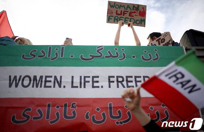 히잡 미착용으로 도덕 경찰에 체포된 뒤 의문사 한 마흐사 아미니(22) 사망 이후 반정부시위가 전국적으로 이뤄지고 있는 가운데, 여성, 삶, 자유라는 팻말이 포착됐다. ⓒ 로이터=뉴스1 ⓒ News1 이서영 기자