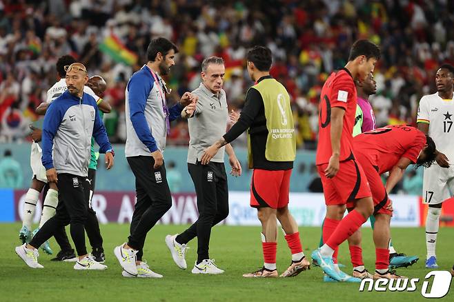 파울루 벤투 대한민국 축구대표팀 감독이 28일 오후(현지시간) 카타르 알라이얀 에듀케이션 시티 스타디움에서 열린 2022 카타르 월드컵 조별리그 H조 2차전 가나와의 경기에서 2대 3으로 패한뒤 선수들을 격려하고 있다. 2022.11.29/뉴스1 ⓒ News1 이광호 기자