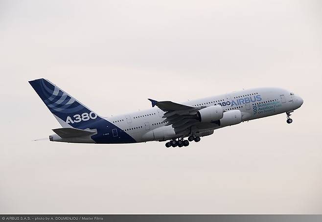 지난 3월 25일 프랑스 툴루즈의 블라냐크 공항에서 세계 최대 여객기인 A380기가 처음으로 100% ‘지속가능한 항공유(SAF, Sustainable Aviation Fuel)’로 비행하는 데 성공했다./에어버스