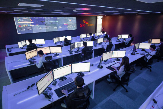 SK쉴더스의 사이버보안관제센터 '시큐디움 센터'에서 전문가들이 사이버 보안 상황을 점검하고 있다. SK쉴더스 제공