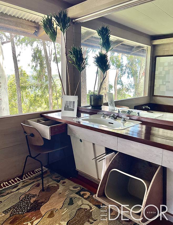 임스 DCM을 둔 파우더 룸. 계단과 붙박이장, 조리대 등 필요한 여러 구조와 가구를 모두 거대한 나무 하나로 만들었다.