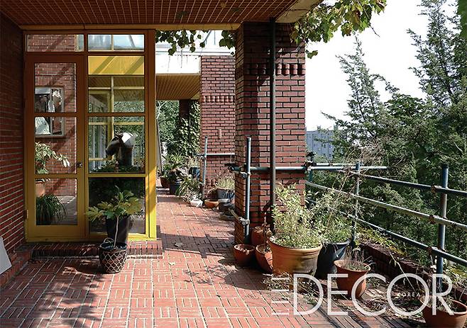 건축가의 집이자 건축사무소인 이곳의 정체성을 보여주는 비계로 만든 난간.