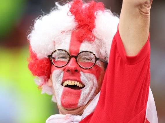 25일(현지시간) 2022 카타르 월드컵 조별리그 B조 2차전 잉글랜드와 미국의 경기가 열린 카타르 알코르 알바이트 스타디움에서 얼굴에 잉글랜드 국기 페이스 페인팅을 한 축구팬이 환호하고 있다. 사진=연합뉴스 제공