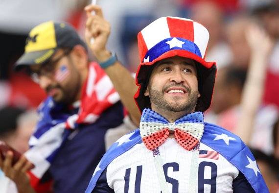 25일(현지시간) 2022 카타르 월드컵 조별리그 B조 2차전 잉글랜드와 미국의 경기가 열린 카타르 알코르 알바이트 스타디움에서 미국 응원팬이 경기 시작을 기다리고 있다. 사진=연합뉴스