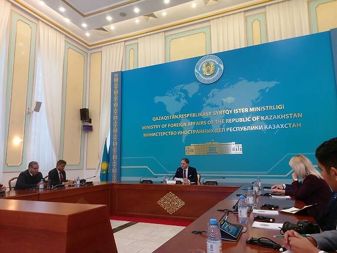 지난 18일 로만 바실렌코 카자흐스탄 외교부 차관이 외신기자들과 만나 이틀 뒤 치러질 대통령 선거와 국가 개혁안에 대해 브리핑하는 모습.