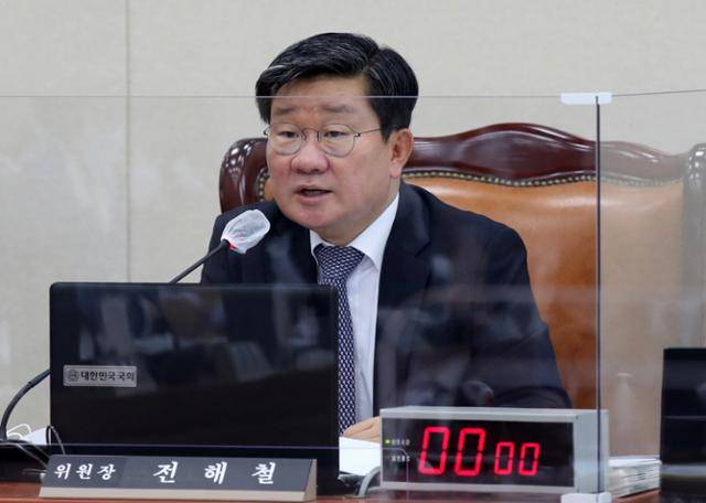 친문재인계 싱크탱크 민주주의4.0의 새 이사장으로 추대된 전해철 더불어민주당 의원이 11월 10일 오전 서울 여의도 국회에서 열린 환경노동위원회 전체회의에서 위원장으로서 발언을 하고 있다. 뉴시스