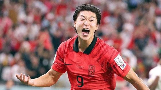 28일 오후(현지시간) 카타르 알라이얀 에듀케이션 시티 스타디움에서 열린 2022 카타르 월드컵 조별리그 H조 2차전 대한민국과 가나의 경기 후반, 조규성이 동점골을 성공시킨뒤 환호하고 있다. 뉴스1