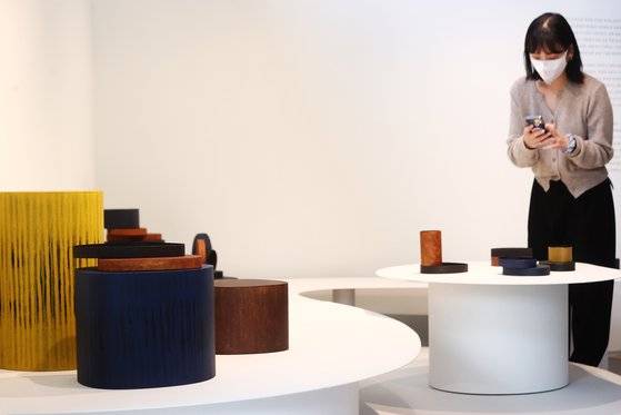 서울 북촌 예올에서 열리고 있는 '예올X샤넬 프로젝트: 올해의 장인·올해의 젊은 공예인' 전시. 연합뉴스