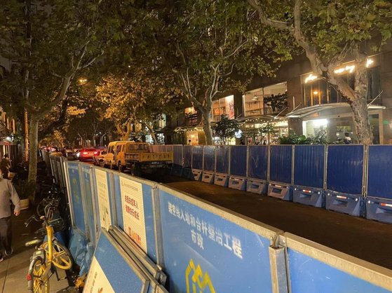 28일 지난 주말 11·24 우루무치 화재 참사 희생자 추모 시위가 벌어졌던 상하이 우루무치 거리에 펜스가 세워졌다. 트위터 캡쳐