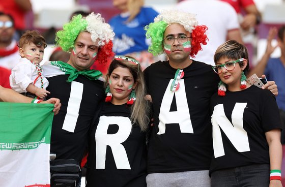 이란 응원단이 지난 21일(현지시간) 카타르 알라이얀의 칼리파 인터내셔널 스타디움에서 열린 2022 카타르 월드컵 조별리그 잉글랜드와의 B조 1차전 경기에서 자국 국가대표팀을 응원하는 모습. AFP=연합뉴스