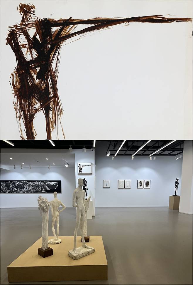 조각가 정현의 ‘무제’(1998, 종이에 콜타르, 39x54cm, 위)와 다양한 조각품들의 전시 전경. 두남재아트센터 제공