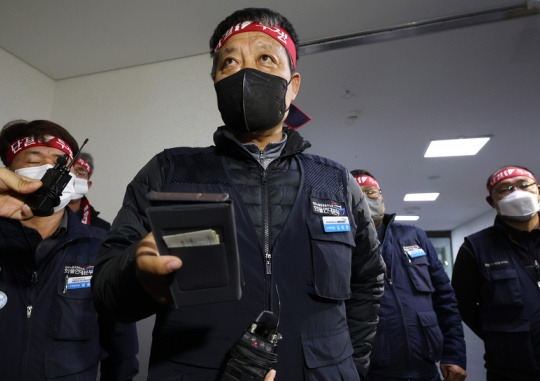 Representatives of the Cargo Truckers Solidarity Headquarters, a member of the Korean Public Service and Transport Workers’ Union affiliated to the Korean Confederation of Trade Unions, announce their position after the first negotiations at the Ministry of Land, Infrastructure and Transport in Sejong-si on November 28. Yonhap News