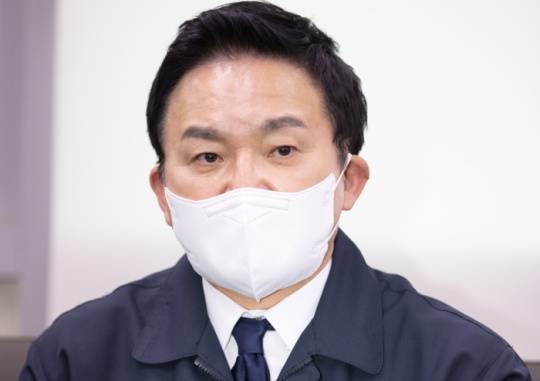 Minister of Land, Infrastructure and Transport Won Hee-ryong explains the negotiation status at the press room in the ministry’s Sejong office shortly after the negotiation with the Cargo Truckers Solidarity on November 28. Courtesy of the Ministry of Land, Infrastructure and Transport