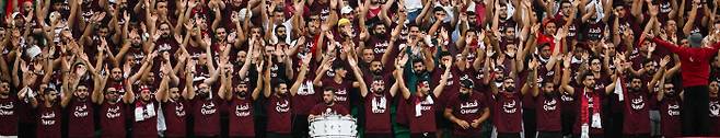 지난 25일(현지시간) 카타르 도하에서 열린 카타르와 세네갈의 월드컵 조별리그 경기에서 레바논 축구팬 등으로 구성된 카타르 응원단이 일사불란한 응원을 펼치고 있다. 도하 | AFP연합뉴스