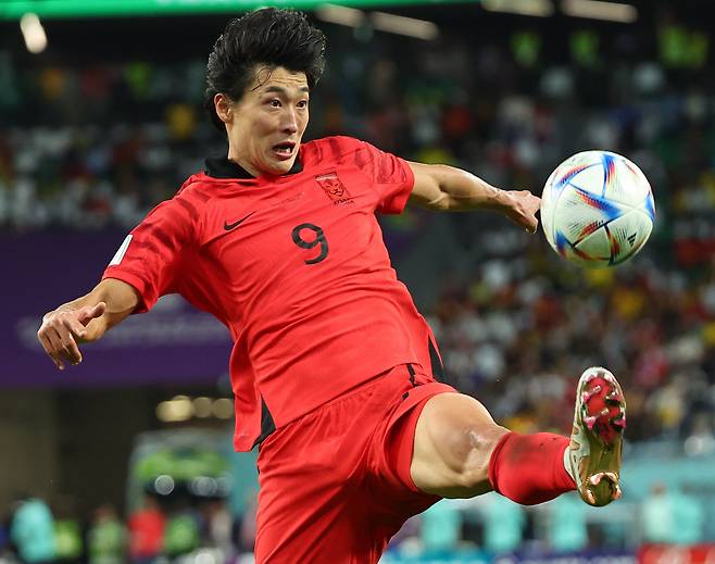 South Korea's Cho Gue-sung controls the ball during the Group H match against Ghana at the World Cup at Education City Stadium in Al Rayyan, Qatar. (Yonhap)