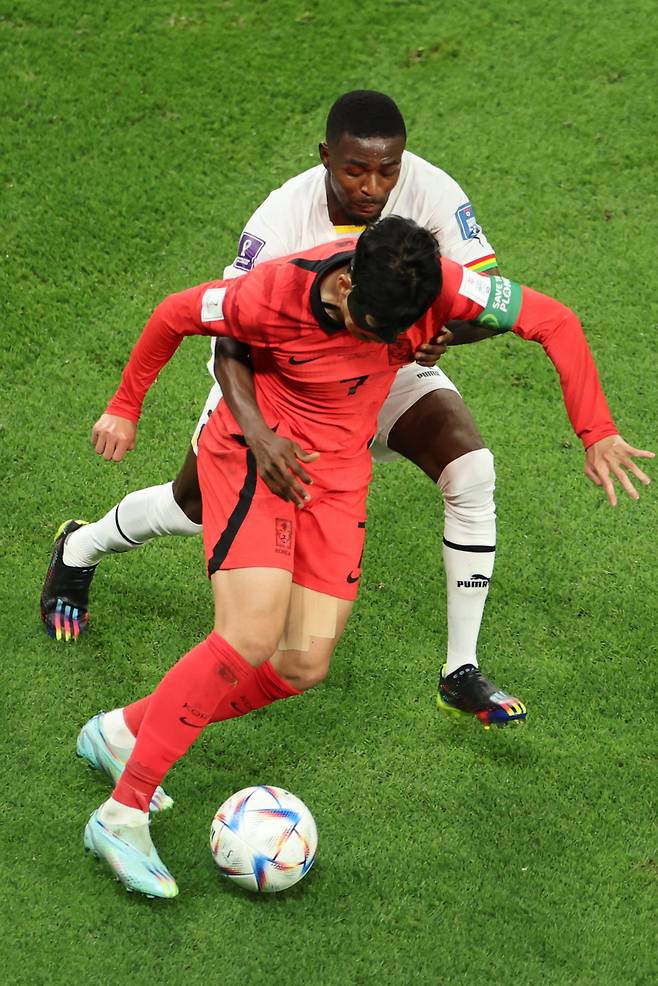 South Korean captain Son Heung-min (front) is stifled by the opposing Ghanaian defense in their Group H match at the World Cup at Education City Stadium in Al Rayyan, Qatar. (Yonhap)