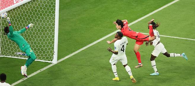 Cho Gue-sung scores his second goal against Ghana on Monday. (Yonhap)