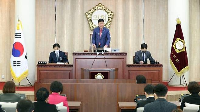 김영식 의장이 지난 25일 고양시의회 제268회 2차 정례회 개회를 선언하고 있다. 이번 정례회는 민주당 소속 시의원들의 불참으로 파행을 빚고 있다. 