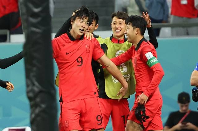28일 오후 카타르 알라이얀의 에듀케이션 시티 스타디움에서 열린 2022 카타르 월드컵 조별리그 H조 2차전 대한민국과 가나의 경기. 동점골을 넣은 조규성이 동료선수들과 기뻐하고 있다. 연합뉴스