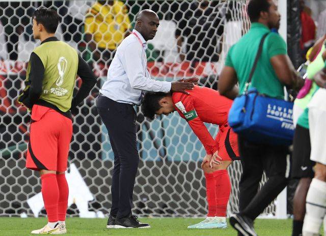 지난 28일 오후(현지시간) 카타르 알라이얀의 에듀케이션 시티 스타디움에서 열린 2022 카타르 월드컵 조별리그 H조 2차전 대한민국과 가나의 경기가 끝난 후 가나 축구 국가대표팀 오토 아도 감독이 경기가 끝난 뒤 손흥민을 격려하고 있다. 연합뉴스