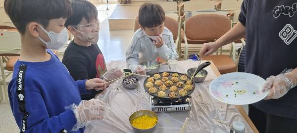 지난 6일 타코야키 만들기 체험. 에벤에셀교회 제공