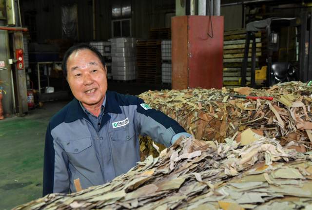 유이상 풍년그린텍 대표가 경기도 안산 계란판 공장에서 폐지가 어떤 공정을 통해 계란판으로 제작되는지 설명하고 있다. 안산=신석현 포토그래퍼